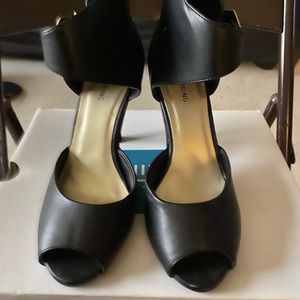 Peep toe black heel size 8 women’s